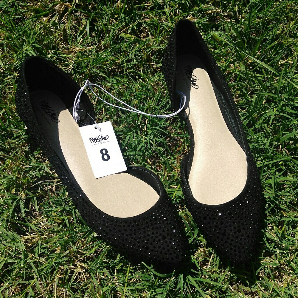 NWT Black Studded Pointed toe flats (size 8)
